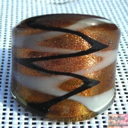 Bague en verre noir et blanche diametre 19 Bague en verre noir et blanche diametre 19