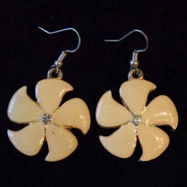 Boucle d'oreille métal fleur beige Boucle d'oreille métal fleur beige