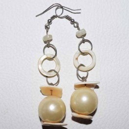 Boucle d'oreille beige Boucle d'oreille beige