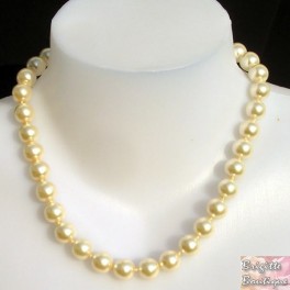 Collier perle raz le coup blanc