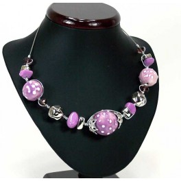 Collier mauve monté sur cable