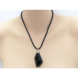 Collier résine noir monté sur cordon